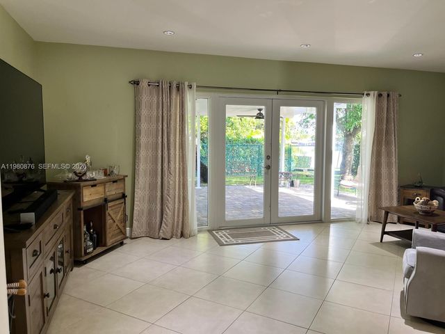 685 W 77th St, Hialeah, FL 33014