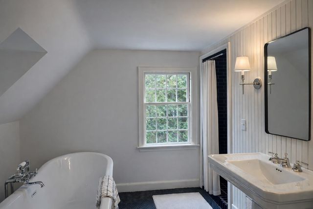 11 Strawberry Hill, Brattleboro, VT 05301