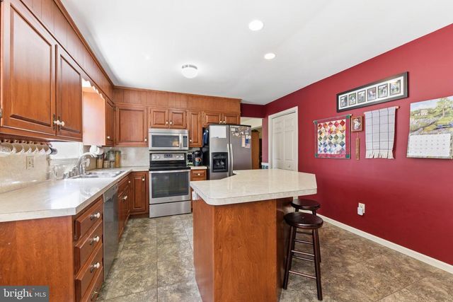 211 W NEVERSINK RD, Reading, PA 19606