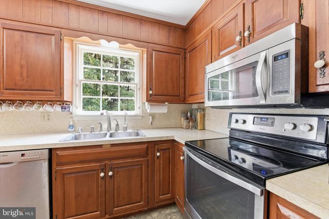 211 W NEVERSINK RD, Reading, PA 19606