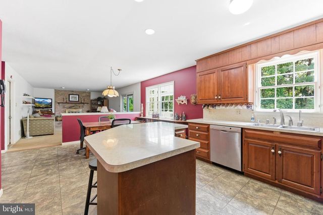 211 W NEVERSINK RD, Reading, PA 19606