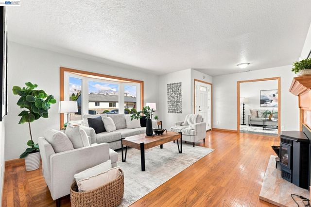 32235 Pulaski Dr, Hayward, CA 94544