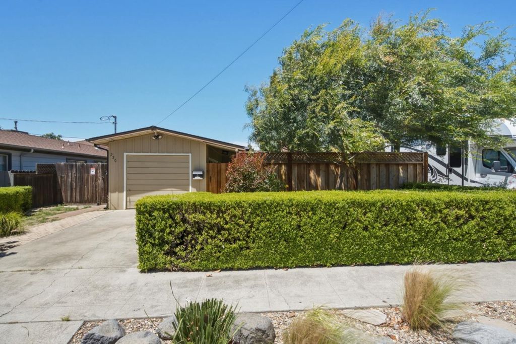 530 B Street, Hollister, CA 95023