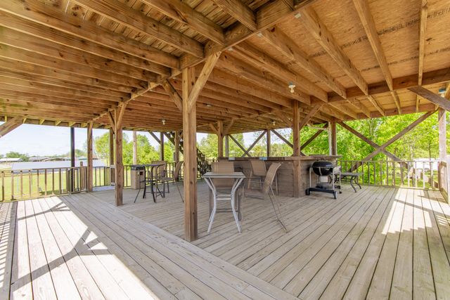 2705 Catfish Ln, Crump, TN 38327