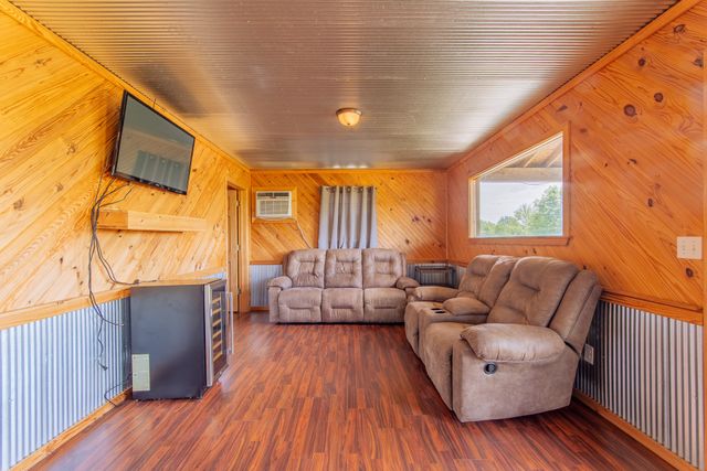 2705 Catfish Ln, Crump, TN 38327