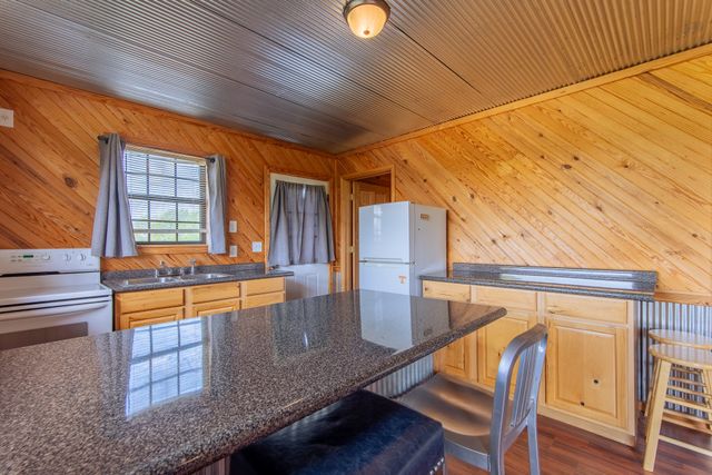 2705 Catfish Ln, Crump, TN 38327