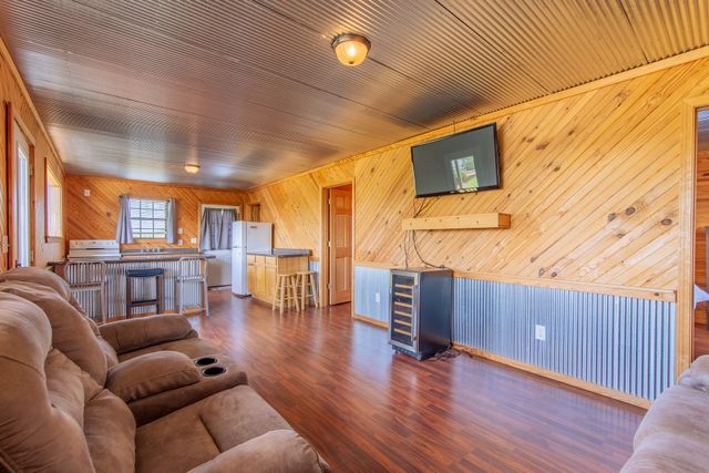 2705 Catfish Ln, Crump, TN 38327