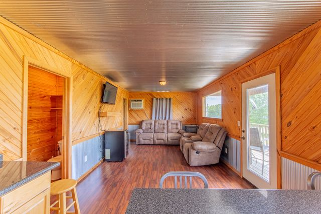 2705 Catfish Ln, Crump, TN 38327