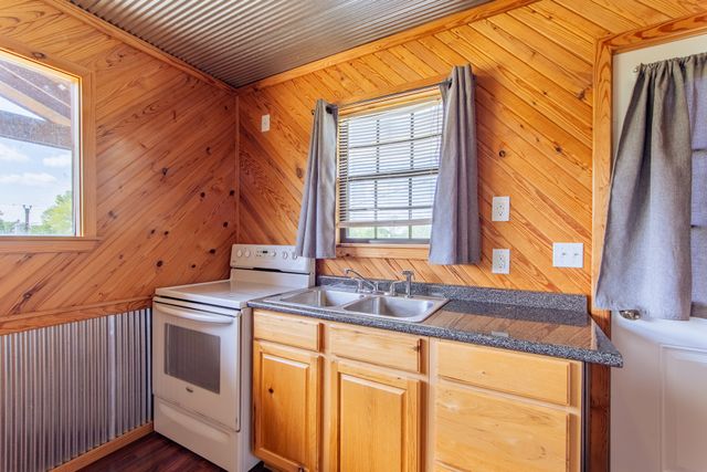 2705 Catfish Ln, Crump, TN 38327