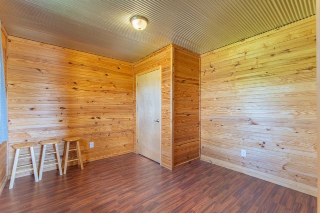 2705 Catfish Ln, Crump, TN 38327