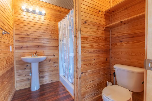 2705 Catfish Ln, Crump, TN 38327