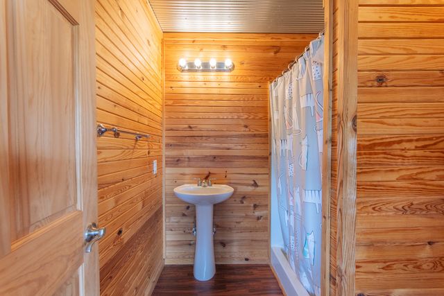 2705 Catfish Ln, Crump, TN 38327