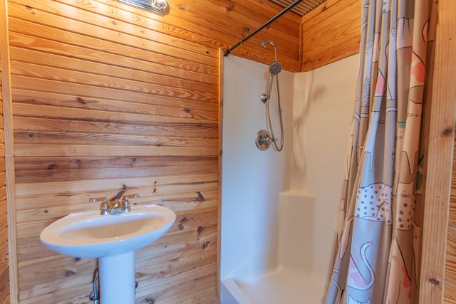 2705 Catfish Ln, Crump, TN 38327