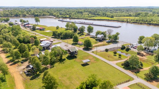 2705 Catfish Ln, Crump, TN 38327