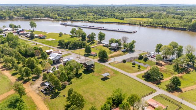 2705 Catfish Ln, Crump, TN 38327