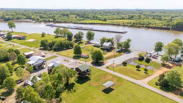 2705 Catfish Ln, Crump, TN 38327