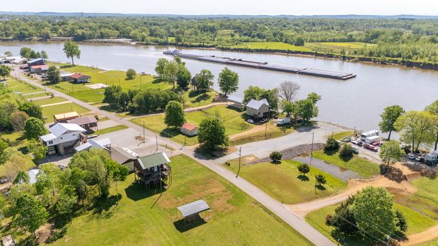 2705 Catfish Ln, Crump, TN 38327