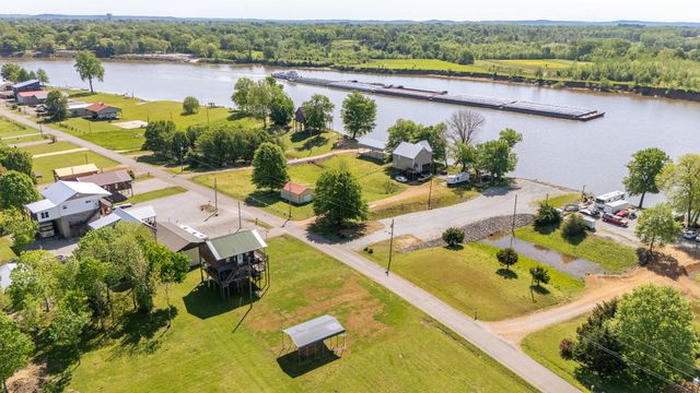 2705 Catfish Ln, Crump, TN 38327