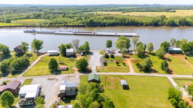 2705 Catfish Ln, Crump, TN 38327