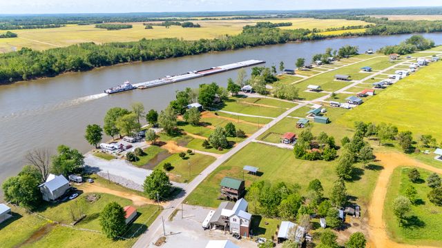 2705 Catfish Ln, Crump, TN 38327