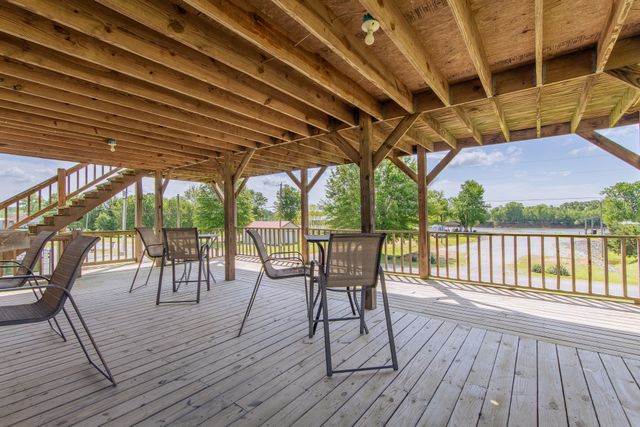 2705 Catfish Ln, Crump, TN 38327