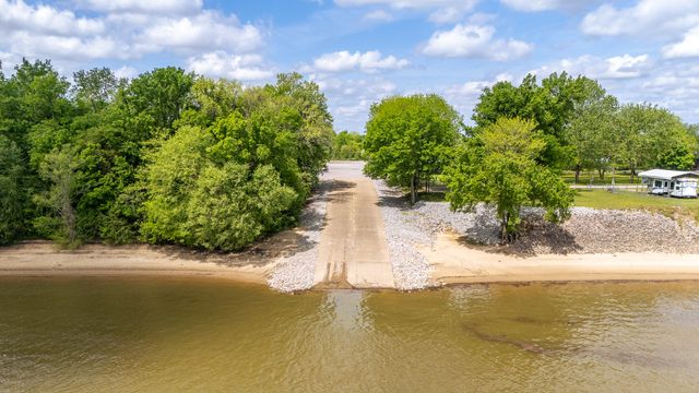 2705 Catfish Ln, Crump, TN 38327