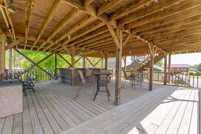 2705 Catfish Ln, Crump, TN 38327