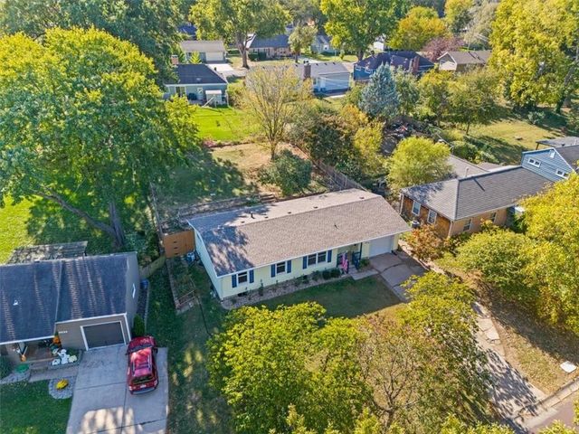 9520 Grandview Street, Overland Park, KS 66212