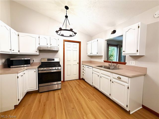 1933 Candlewood Drive, Avon, OH 44011