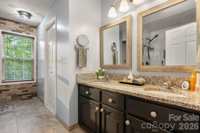1011 Cambridge Court, Lenoir, NC 28645