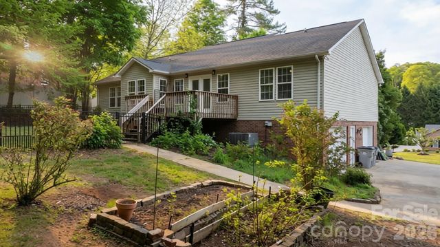 1011 Cambridge Court, Lenoir, NC 28645