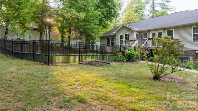 1011 Cambridge Court, Lenoir, NC 28645