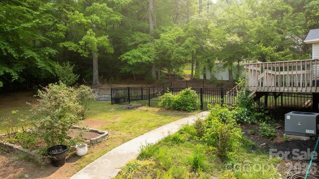 1011 Cambridge Court, Lenoir, NC 28645