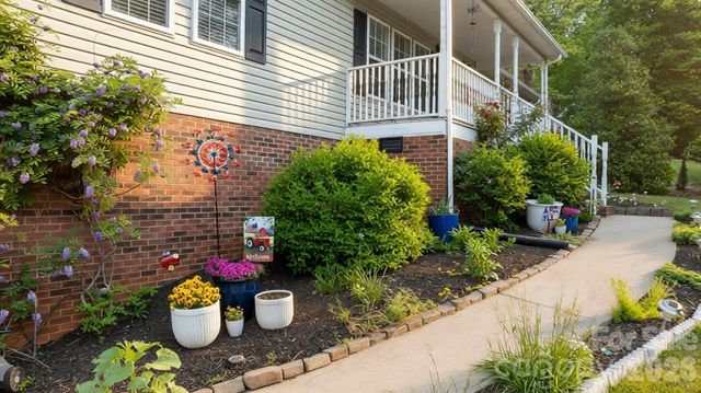 1011 Cambridge Court, Lenoir, NC 28645