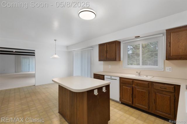 36953 Fox Glen, Farmington Hills, MI 48331