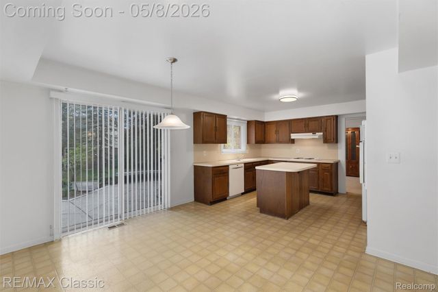 36953 Fox Glen, Farmington Hills, MI 48331