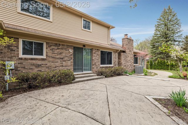 36953 Fox Glen, Farmington Hills, MI 48331