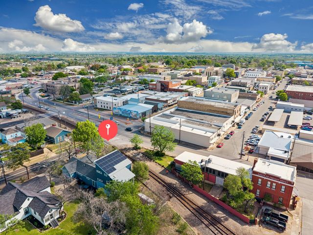 303 W Alamo Street, Brenham, TX 77833