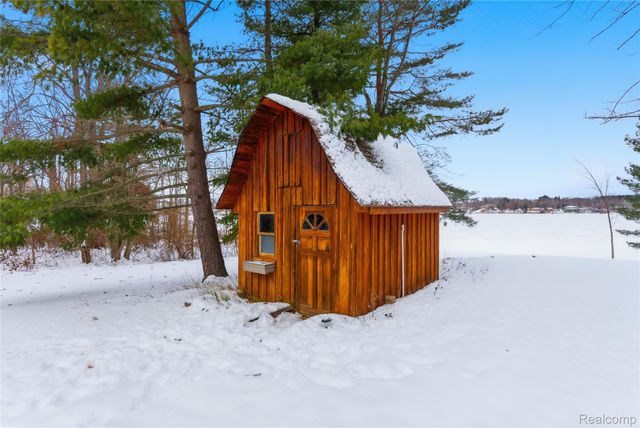 6290 Briggs Lake Drive, Brighton, MI 48116