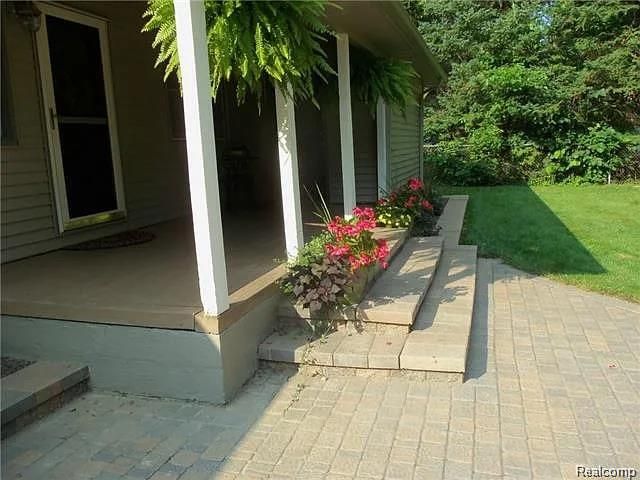 6290 Briggs Lake Drive, Brighton, MI 48116