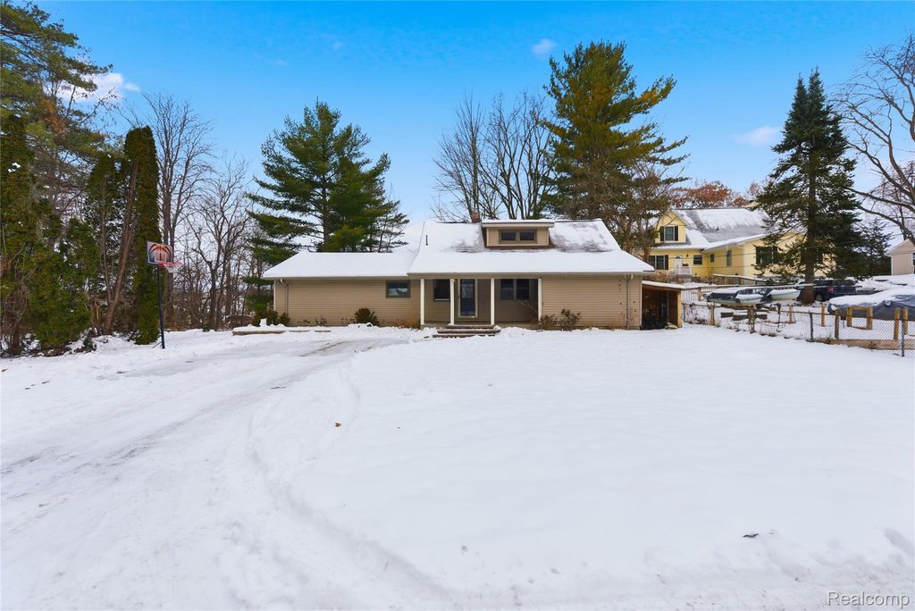 6290 Briggs Lake Drive, Brighton, MI 48116