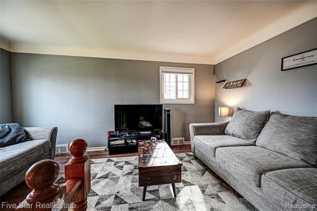 22708 Alger Street, Saint Clair Shores, MI 48080