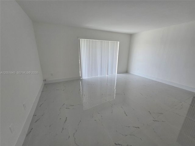 10375 N Kendall Dr J7, Miami, FL 33176