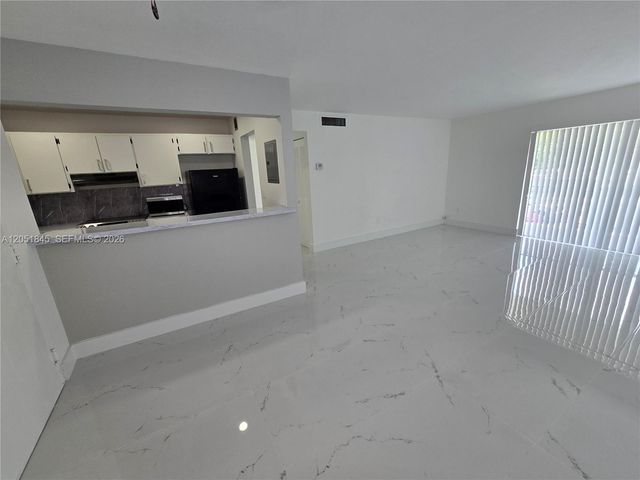 10375 N Kendall Dr J7, Miami, FL 33176