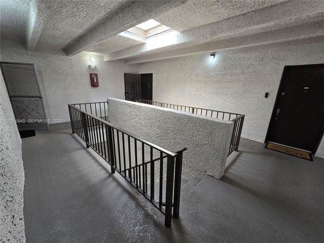 10375 N Kendall Dr J7, Miami, FL 33176