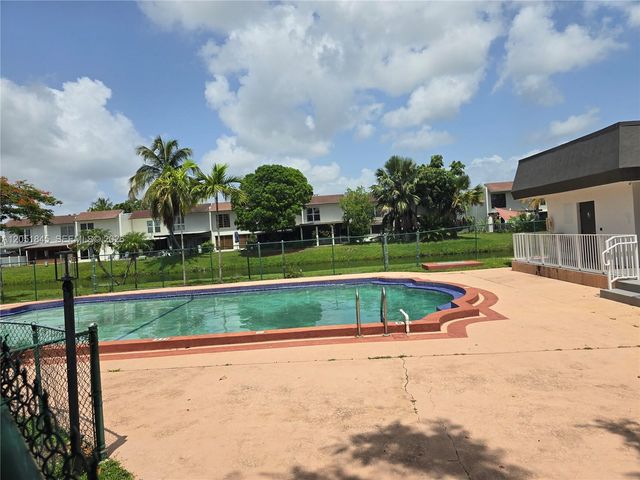 10375 N Kendall Dr J7, Miami, FL 33176