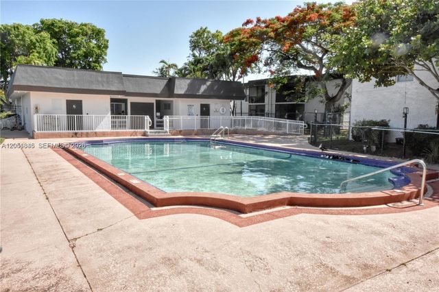 10375 N Kendall Dr J7, Miami, FL 33176