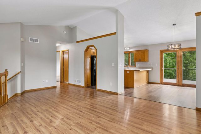 6111 45th Street N, Oakdale, MN 55128