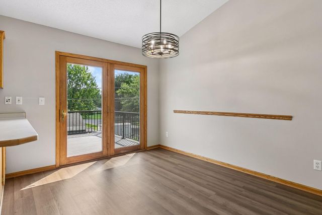 6111 45th Street N, Oakdale, MN 55128