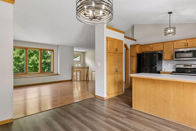 6111 45th Street N, Oakdale, MN 55128